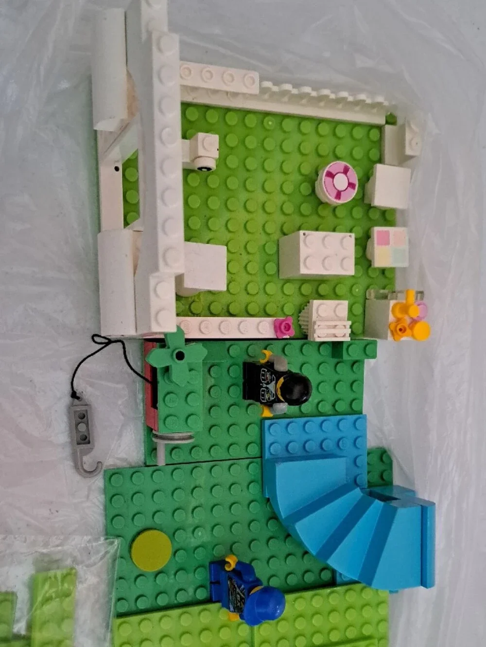 Lego Green, Blue, White Playset Base with Minifigures
